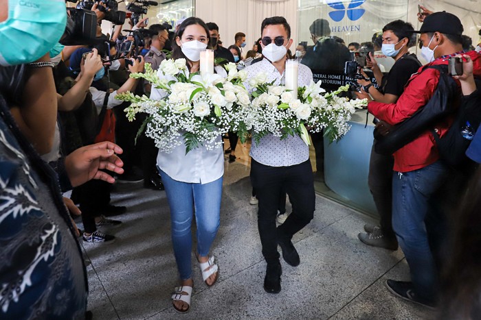 Keluarga dan kerabat saat mengiringi proses keberangkatan jenazah Selebgram Edelenyi Laura Anna ke krematorium di Rumah Duka Grand Heaven, Pluit.