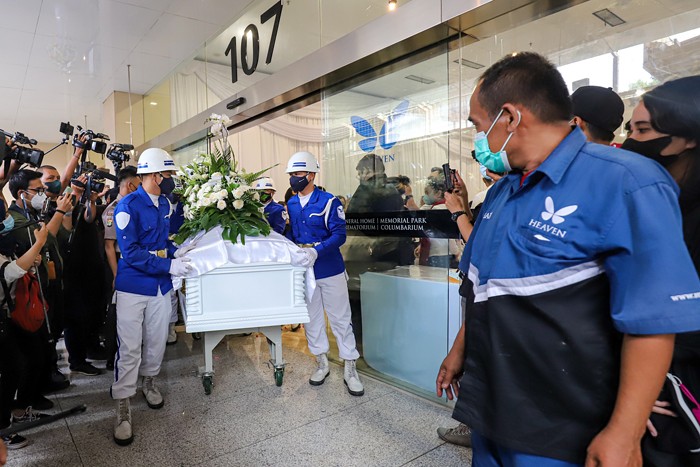 Keluarga dan kerabat saat mengiringi proses keberangkatan jenazah Selebgram Edelenyi Laura Anna ke krematorium di Rumah Duka Grand Heaven, Pluit.