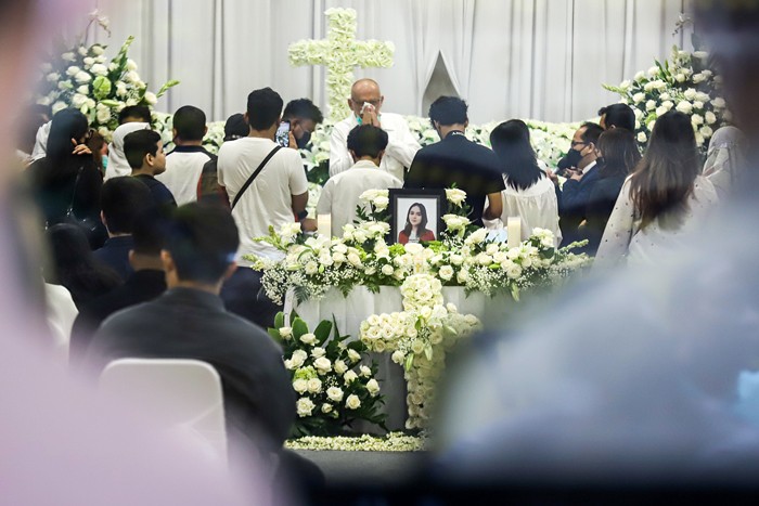 Keluarga berdoa saat upacara tutup peti jenazah Selebgram Edelenyi Laura Anna di rumah duka Grand Heaven Pluit, Jakarta Utara, Kamis (16/12/2021).