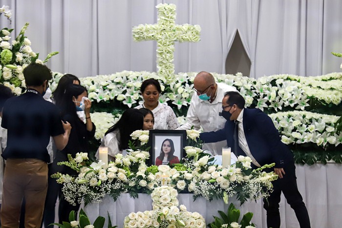 Keluarga berdoa saat upacara tutup peti jenazah Selebgram Edelenyi Laura Anna di rumah duka Grand Heaven Pluit, Jakarta Utara, Kamis (16/12/2021).