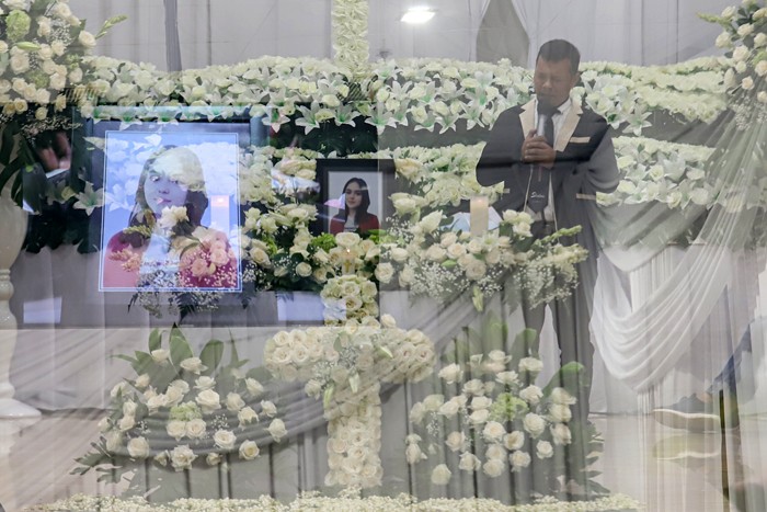 Keluarga berdoa saat upacara tutup peti jenazah Selebgram Edelenyi Laura Anna di rumah duka Grand Heaven Pluit, Jakarta Utara, Kamis (16/12/2021).