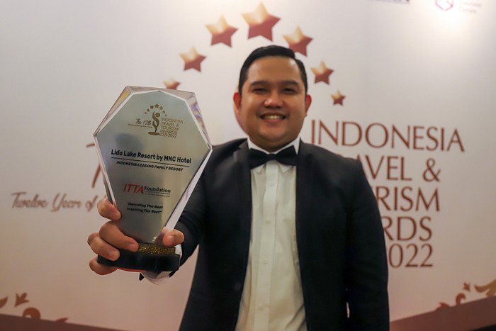 General Manager Lido Lake Resort by MNC Hotel menujukkan piala usai meraih penghargaan dalam acara Indonesia Travel & Tourism Awards (ITTA) 2021/2022.