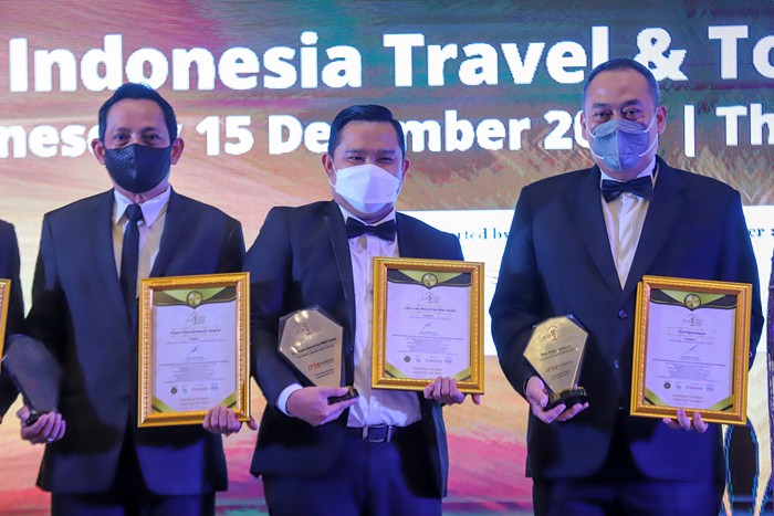 General Manager Lido Lake Resort by MNC Hotel menujukkan piala usai meraih penghargaan dalam acara Indonesia Travel & Tourism Awards (ITTA) 2021/2022.
