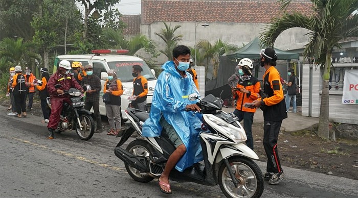 Tim Unit Unimog dan Unit Bilan dari tim DMC DD (Disaster Management Center Dompet Dhuafa) mengevakuasi warga Desa Sumber Wuluh Kecamatan Candi Puro.