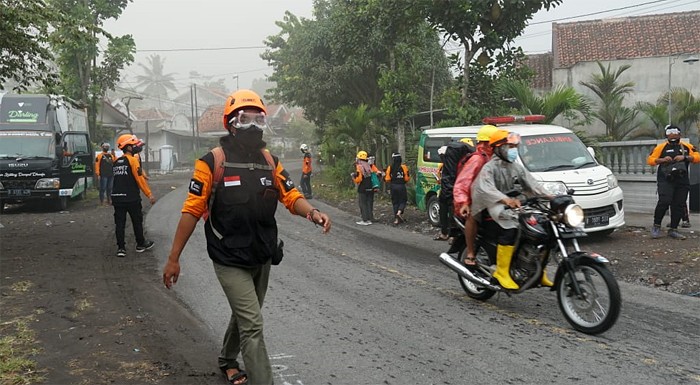 Tim Unit Unimog dan Unit Bilan dari tim DMC DD (Disaster Management Center Dompet Dhuafa) mengevakuasi warga Desa Sumber Wuluh Kecamatan Candi Puro.