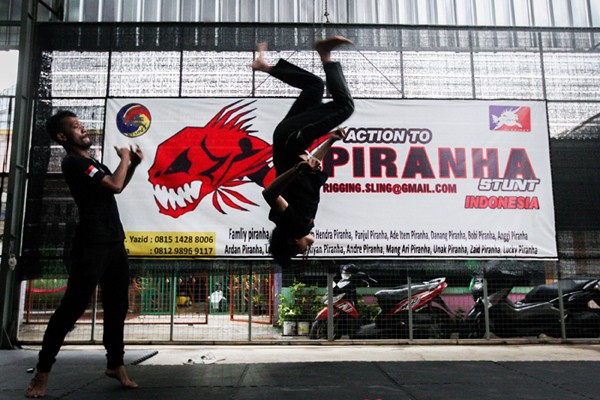 Anggota komunitas Piranha Stunt Indonesia saat berlatih di Studio Piranha, Cilodong, Depok, Jawa Barat, Rabu (15/12/2021).