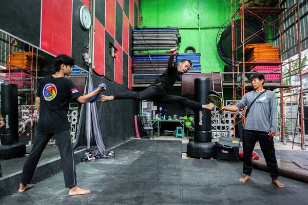 Anggota komunitas Piranha Stunt Indonesia saat berlatih di Studio Piranha, Cilodong, Depok, Jawa Barat, Rabu (15/12/2021).