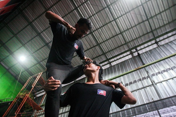 Anggota komunitas Piranha Stunt Indonesia saat berlatih di Studio Piranha, Cilodong, Depok, Jawa Barat, Rabu (15/12/2021).