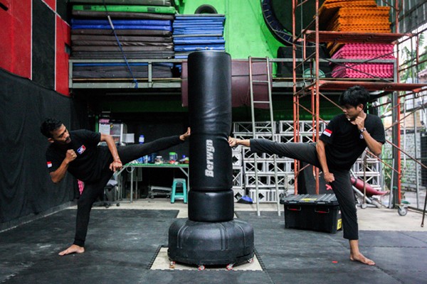 Anggota komunitas Piranha Stunt Indonesia saat berlatih di Studio Piranha, Cilodong, Depok, Jawa Barat, Rabu (15/12/2021).