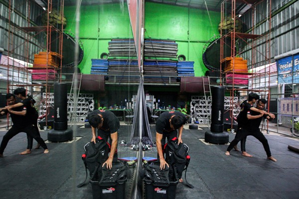 Anggota komunitas Piranha Stunt Indonesia saat berlatih di Studio Piranha, Cilodong, Depok, Jawa Barat, Rabu (15/12/2021).