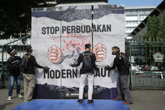 Aktivis Serikat Buruh Migran Indonesia , Greenpeace Indonesia serta Persatuan BEM BREGAS menggelar aksi Stop Perbudakan Modern di Laut.