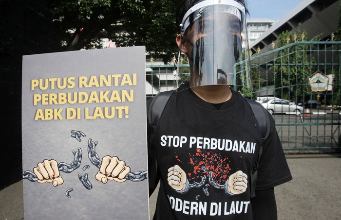 Aktivis Serikat Buruh Migran Indonesia , Greenpeace Indonesia serta Persatuan BEM BREGAS menggelar aksi Stop Perbudakan Modern di Laut.