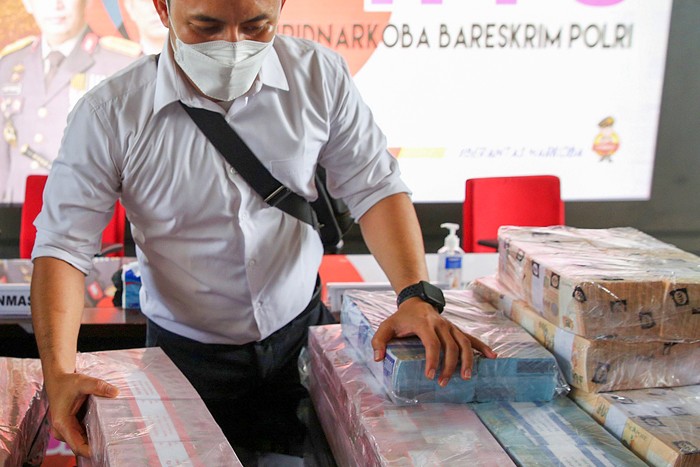 Konferensi pers terkait Tindak Pidana Pencucian Uang hasil penjualan dan peredaran narkotika di Bareskrim Polri, Jakarta, Kamis, (16/12/2021).