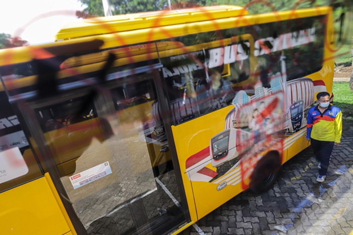 Petugas memeriksa kesiapan bus sekolah yang terparkir di Kantor Dinas Perhubungan dan Transportasi Unit Pengelola Angkutan Sekolah, Jakarta Timur.