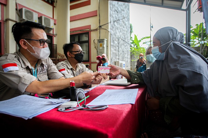 Seorang anak menunjukan Kartu Identitas Anak (KIA) miliknya di Kecamatan Tapos, Depok, Jawa Barat, Jumat (17/12/2021).