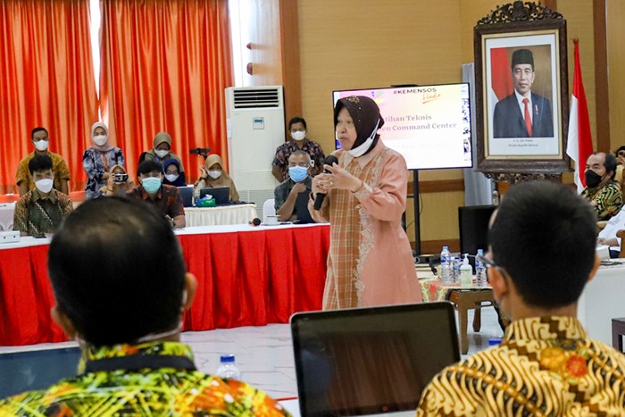 Menteri Sosial Tri Rismaharini memberikan pengarahan kepada para petugas dalam pelatihan teknis manajemen Command Center di Jakarta, Jumat (17/12/2021).