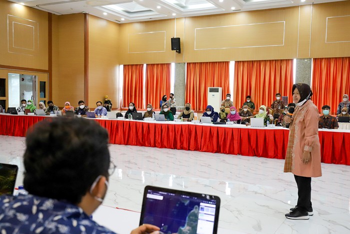 Menteri Sosial Tri Rismaharini memberikan pengarahan kepada para petugas dalam pelatihan teknis manajemen Command Center di Jakarta, Jumat (17/12/2021).