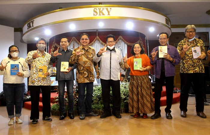 Daftar 100 buku yang mewarnai Indonesia sejak era Kolonial sudah dirilis oleh Perkumpulan Penulis Indonesia Satupena ketika menyambut Sumpah Pemuda.