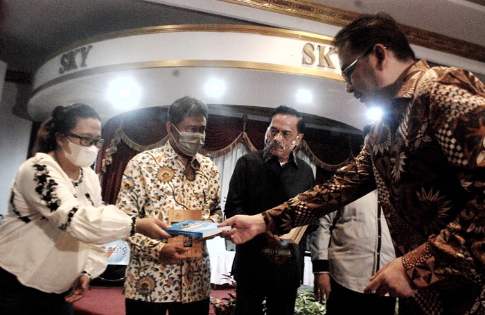 Daftar 100 buku yang mewarnai Indonesia sejak era Kolonial sudah dirilis oleh Perkumpulan Penulis Indonesia Satupena ketika menyambut Sumpah Pemuda.