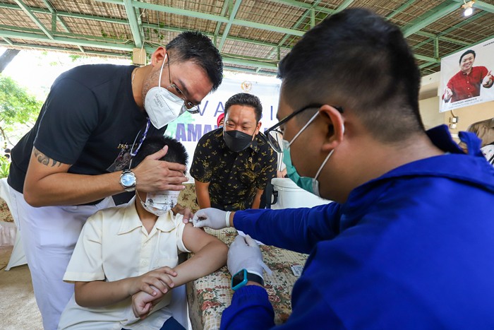 Wakil Ketua Komisi XI DPR RI Charles Honoris saat menghadiri acara vaksinasi Covid-19 untuk anak usia 6-11 tahun di kawasan RT 12, Layar Permai PIK.