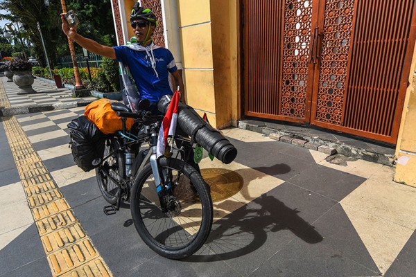 Tjahaja Gunawan (Biru) dan Muhammad Fuad (Hijau) pesepeda asal Tangerang Selatan, Provinsi Banten yang melakukan perjalanan ke Kota Mekkah.