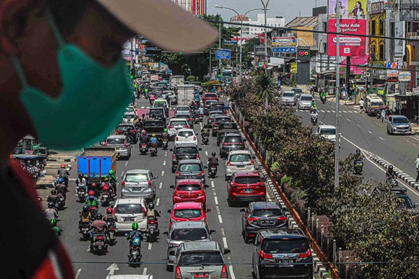 Masyarakat beraktivitas di tengah penerapan Pemberlakuan Pembatasan Kegiatan Masyarakat (PPKM) level 1 di Depok, Jawa Barat, Sabtu (18/12/2021).