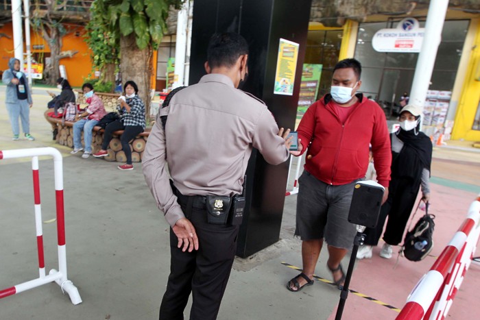 Pengunjung menikmati salah satu wahana permainan di taman rekreasi Jungleland, Sentul, Kabupaten Bogor, Jawa Barat, Jumat (17/12/2021).