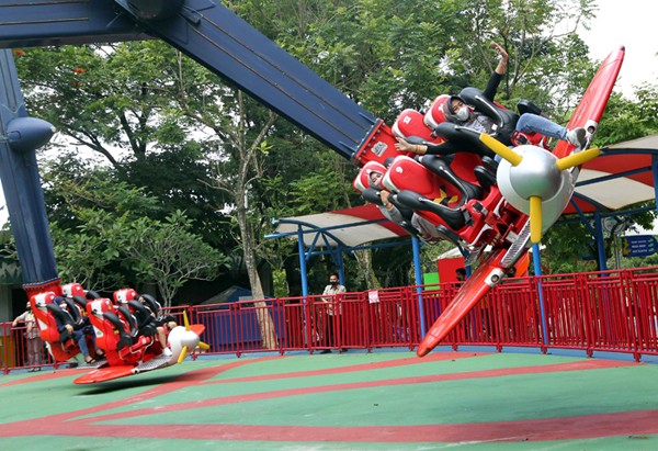 Pengunjung menikmati salah satu wahana permainan di taman rekreasi Jungleland, Sentul, Kabupaten Bogor, Jawa Barat, Jumat (17/12/2021).