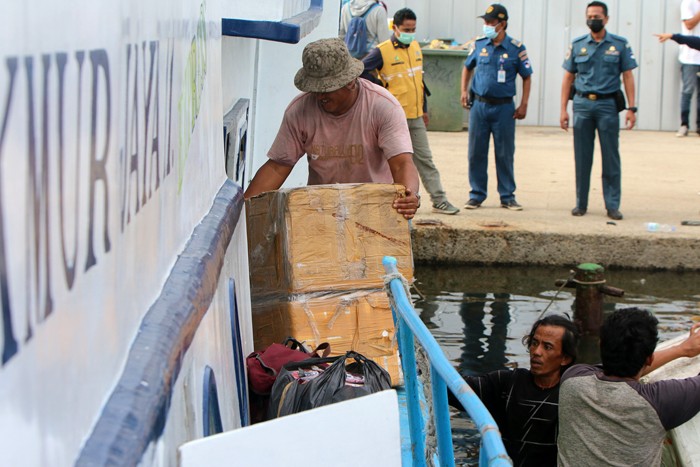 Anak buah kapal ojeg tradisional tujuan Kaliadem kepulauan seribu mengangkut logistik yang akan diangkut ke dalam kapal atau ojeg di Pelabuhan Kali Adem.