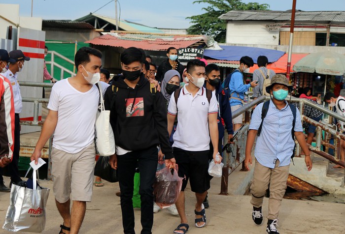 Anak buah kapal ojeg tradisional tujuan Kaliadem kepulauan seribu mengangkut logistik yang akan diangkut ke dalam kapal atau ojeg di Pelabuhan Kali Adem.