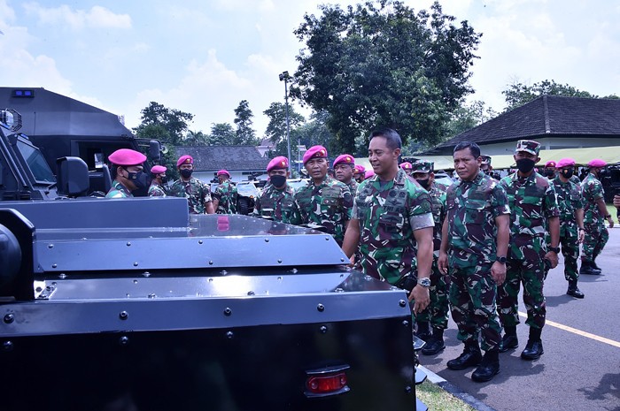 Panglima TNI Jenderal TNI Andika Perkasa melaksanakan kunjungan kerja ke Ksatrian Hartono Marinir, Cilandak, Jumat (17/12/2021).