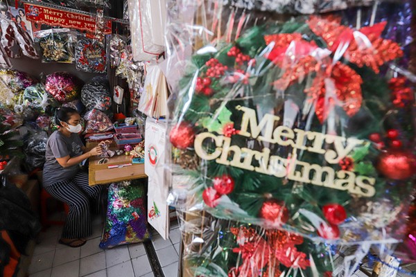 Pengunjung memilih barang pernak-pernik hiasan Natal di Pasar Asemka, Jakarta Barat, Sabtu (18/12/2021).