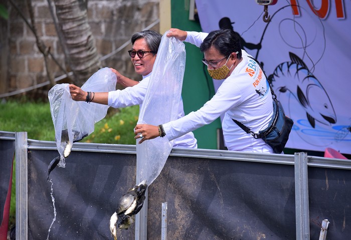 Lomba mancing antar jurnalis nasional di Kolam Pemancingan Deluna Adhiraja, Depok, Jawa Barat, Sabtu (18/12/2021).