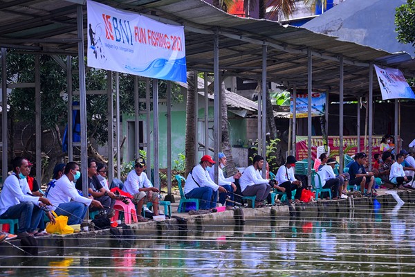 Lomba mancing antar jurnalis nasional di Kolam Pemancingan Deluna Adhiraja, Depok, Jawa Barat, Sabtu (18/12/2021).