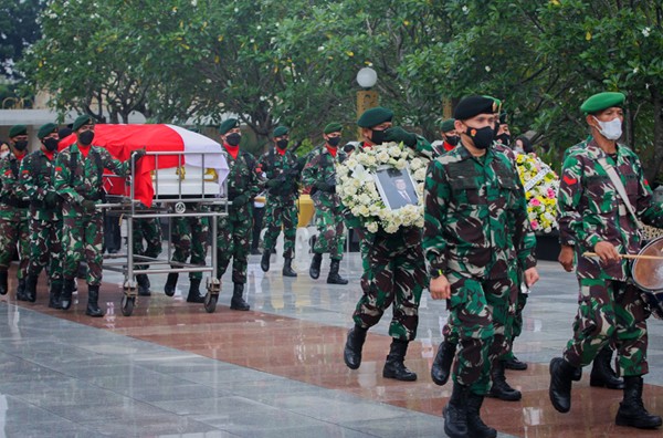 Prajurit TNI membawa peti jenazah mantan ketua BPK Harry Azhar untuk dimakamkan di Taman Makam Pahlawan (TMP) Kalibata, Jakarta Timur, Minggu (19/12/2021).