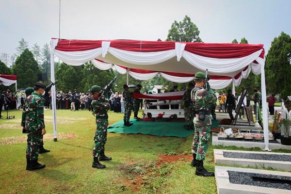 Prajurit TNI membawa peti jenazah mantan ketua BPK Harry Azhar untuk dimakamkan di Taman Makam Pahlawan (TMP) Kalibata, Jakarta Timur, Minggu (19/12/2021).