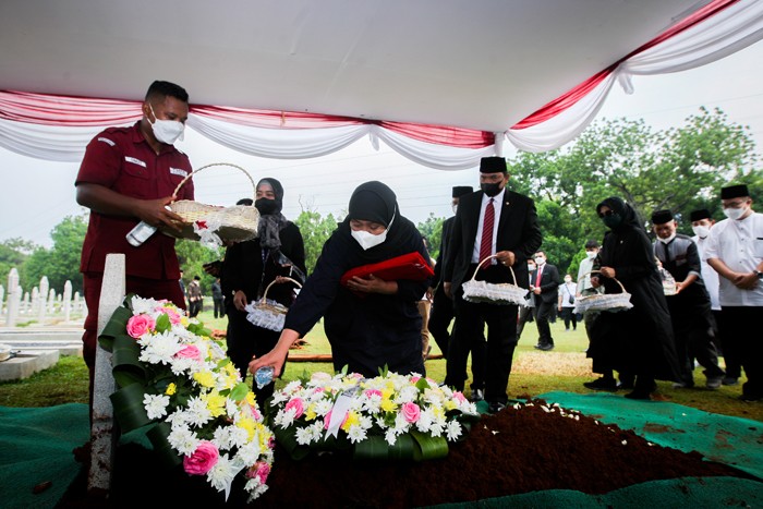 Prajurit TNI membawa peti jenazah mantan ketua BPK Harry Azhar untuk dimakamkan di Taman Makam Pahlawan (TMP) Kalibata, Jakarta Timur, Minggu (19/12/2021).
