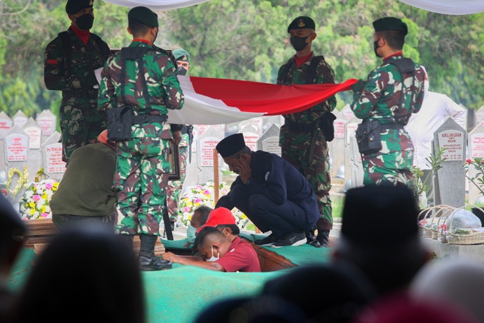 Prajurit TNI membawa peti jenazah mantan ketua BPK Harry Azhar untuk dimakamkan di Taman Makam Pahlawan (TMP) Kalibata, Jakarta Timur, Minggu (19/12/2021).