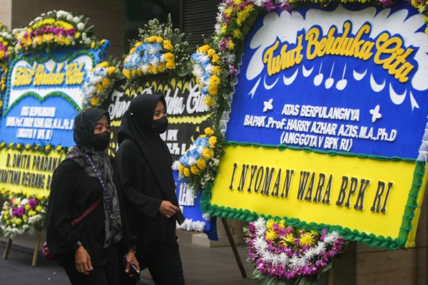 Puluhan karangan bunga ucapan dukacita untuk almarhum mantan Ketua BPK Harry Azhar di Kantor Badan Pengawas Keuangan (BPK), Jakarta, Minggu (19/12/2021).