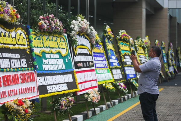 Puluhan karangan bunga ucapan dukacita untuk almarhum mantan Ketua BPK Harry Azhar di Kantor Badan Pengawas Keuangan (BPK), Jakarta, Minggu (19/12/2021).