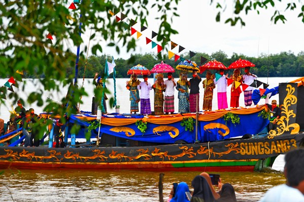 Festival Kapal Hias Nelayan Sungsang untuk yang kedua kalinya di gelar di Desa Ekowisata Sungsang, Kecamatan Banyuasi II, Kabupaten Banyuasin.