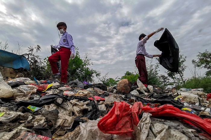 Anak-anak SDN Dayeukolot 07 Bolero saat mengikuti kegiatan bagaimana cara meningkatkan kualitas pinggir sungai Citarum dengan mengumpulkan sampah.