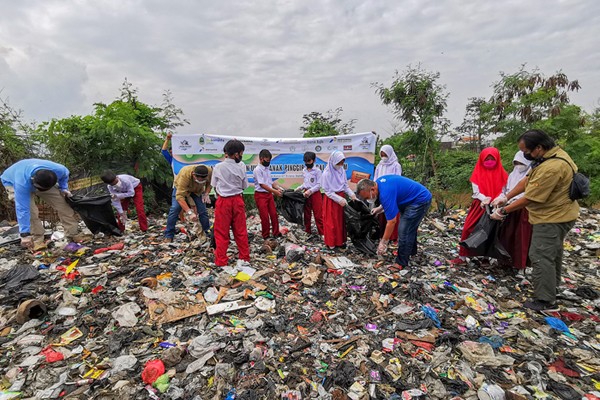 Anak-anak SDN Dayeukolot 07 Bolero saat mengikuti kegiatan bagaimana cara meningkatkan kualitas pinggir sungai Citarum dengan mengumpulkan sampah.