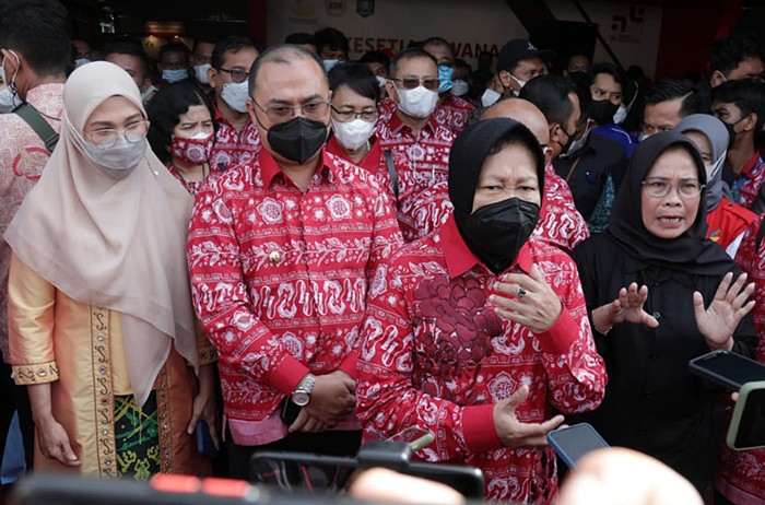 Menteri Sosial Tri Rismaharini saat menghadiri perayaan Hari Kesetiakawanan Sosial Nasional (HKSN).