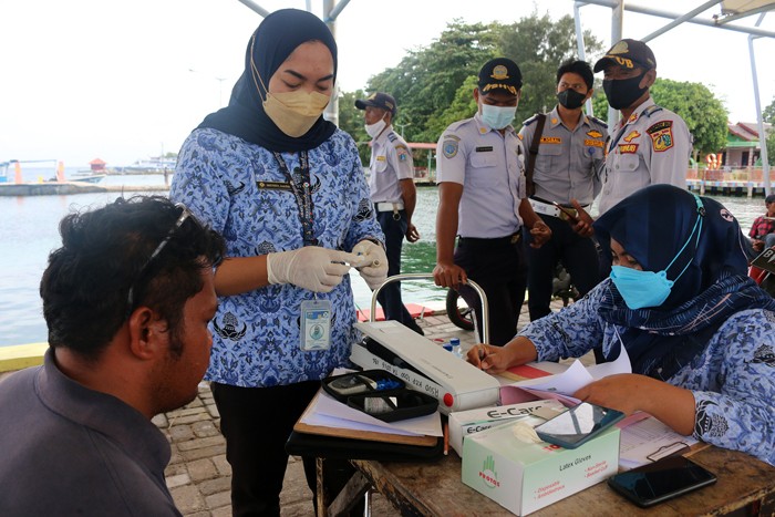 Petugas Dinas Kesehatan Kepulauan Seribu Utara, Provinsi DKI Jakarta melakukan pemeriksaan kepada nahkoda atau kapten kapal.