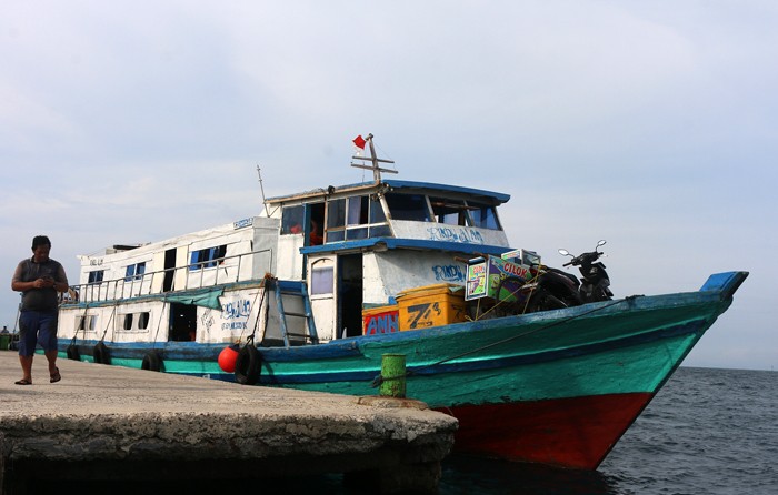 Petugas Dinas Kesehatan Kepulauan Seribu Utara, Provinsi DKI Jakarta melakukan pemeriksaan kepada nahkoda atau kapten kapal.