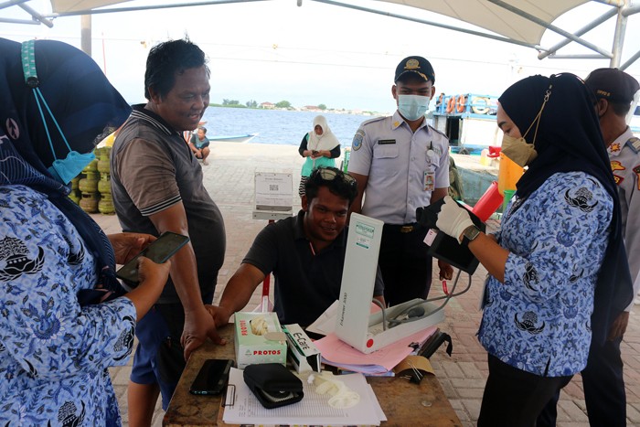 Petugas Dinas Kesehatan Kepulauan Seribu Utara, Provinsi DKI Jakarta melakukan pemeriksaan kepada nahkoda atau kapten kapal.
