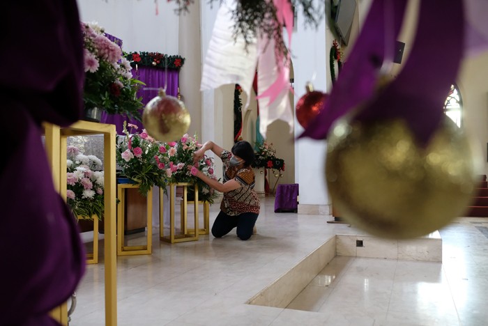Pengurus panitia Natal membersihkan area Gereja Katedral, Makassar, Senin (20/12/2021).