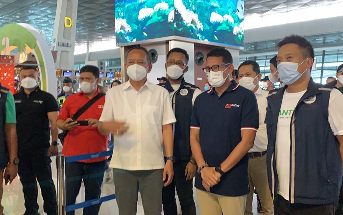 Menparekraf Sandiaga Uno melakukan kunjungan ke Terminal 2 dan 3 Bandara Soekarno-Hatta, Tangerang, Banten, Minggu (19/12/2021).