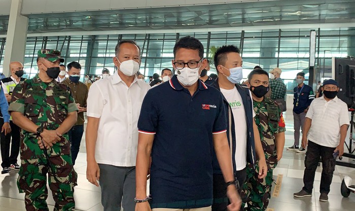 Menparekraf Sandiaga Uno melakukan kunjungan ke Terminal 2 dan 3 Bandara Soekarno-Hatta, Tangerang, Banten, Minggu (19/12/2021).